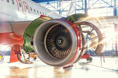 Havacılık endüstrisi hangarı, ticari havacılık yolcu uçağı bakımı. Motor turbo vantilatörünü açık kaputla kontrol et