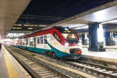 Trenitalia Jazz, İtalyan ulusal tren operatörünün gece istasyonundaki yerel treni. İtalya, Roma, 28 Aralık 2018