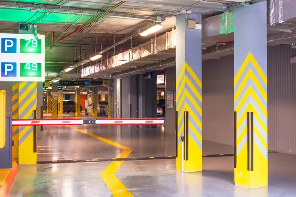 Schranke Der Einfahrt Zur Tiefgarage Leuchtet Nummer Freistellplatz Schild Unter — Stockfoto