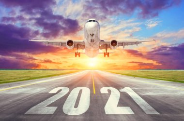Havaalanı pistinin 2021 nolu pistindeki yazıda uçak havalanacak. Yeni yılda seyahat kavramı, tatiller
