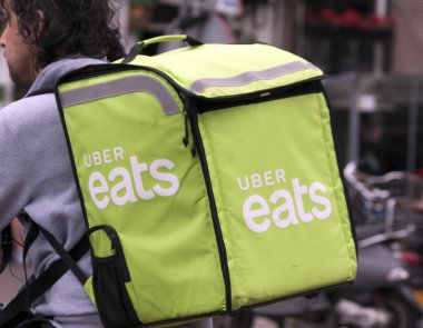 Amsterdam, Hollanda-24 Haziran 2018: Uber Amsterdam'da bisikletle teslimat yiyor