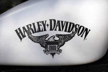 Paris, Fransa, 21 Eylül 2018: harfler Harley Davidson motosiklet tank