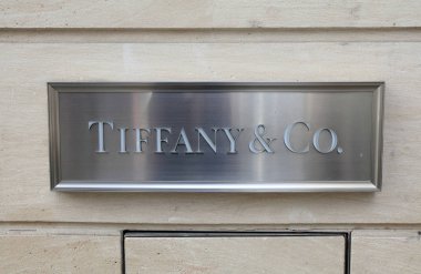Paris, Fransa, 21 Eylül 2018: Tiffany işareti tr Co bir duvara Paris, Fransa