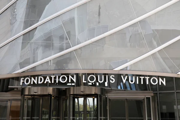 2018年9月22日 在巴黎的一座建筑上的字母路易威登基金会 — 图库照片