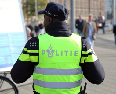 Amsterdam, Hollanda, 19 Ekim 2018: Hollandalı polis memuru, amsterdam sokaklarında