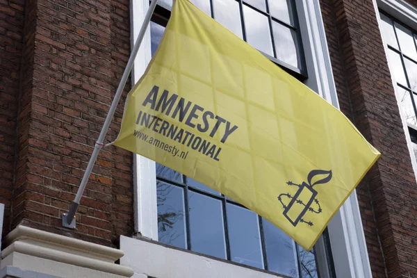 Amsterdam'da Uluslararası Af Örgütü bayrağı Telifsiz Stok Fotoğraflar
