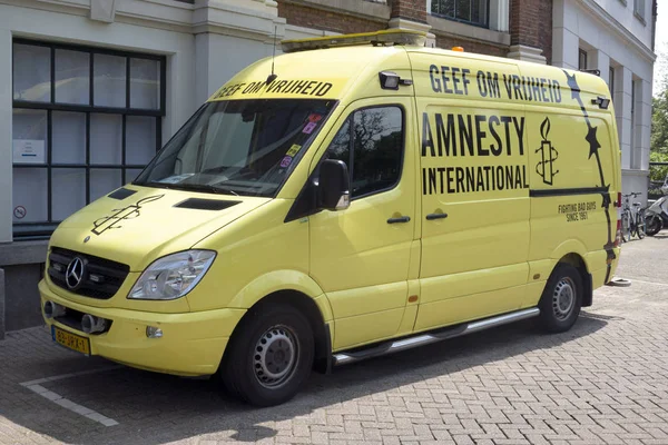 Bus van Amnesty International in Amsterdam, — Stockfoto