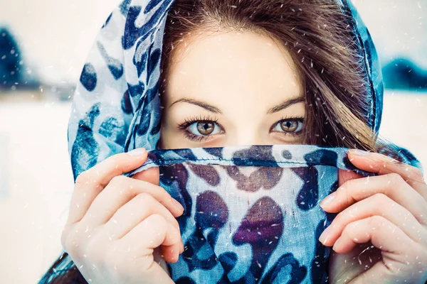 Foto Krásné Černovlásky Žena Pózuje Venkovní Modrý Šátek — Stock fotografie