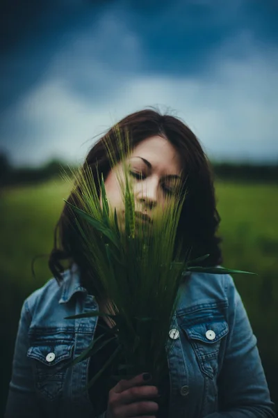 Yeşil Buğday Ile Açık Poz Şirin Esmer Kadın Portresi — Stok fotoğraf