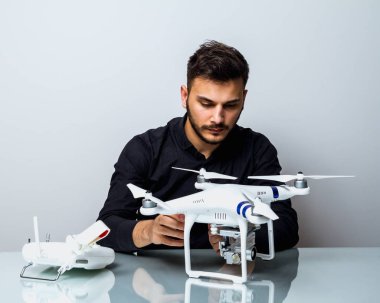 Genç adam bir dron ilk sinek kapalı için ayarlama