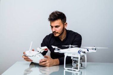 Genç adam bir dron ilk sinek kapalı için ayarlama
