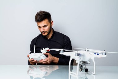 Genç adam onun drone ile oynamak