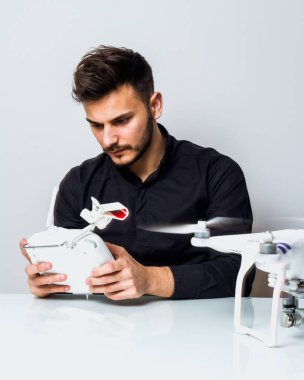 Genç adam onun drone ile oynamak