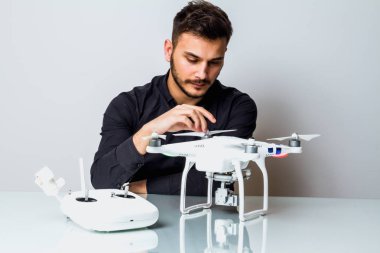 Genç adam onun drone ile oynamak
