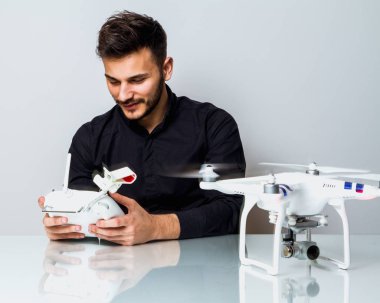 Genç adam onun drone ile oynamak