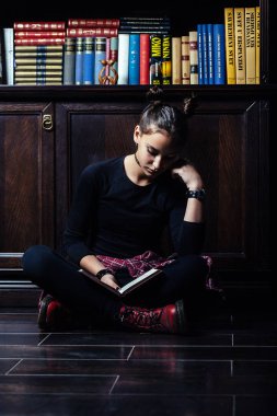 Kütüphane Açık kitap ile poz saç modeli ile şık genç esmer kadın fotoğrafı