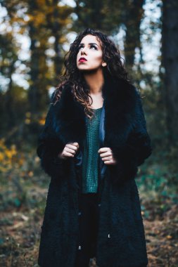 açık ihale kıvırcık esmer kadın fotoğrafı