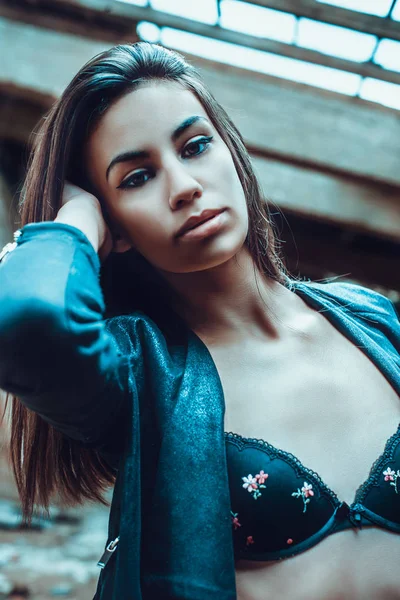 Urban Fashionable Young Woman Standing Outdoors — Stock Photo, Image