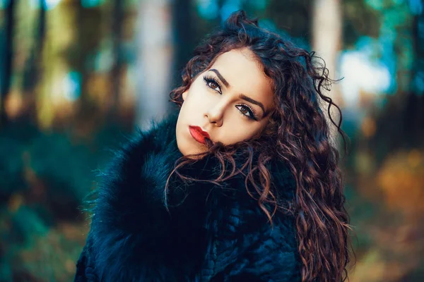 Photo Young Curly Brunette Woman Outdoor — Stock Photo, Image