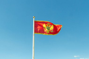 Gökyüzü arka plan üzerinde Karadağ ada Cumhuriyeti bayrağı 