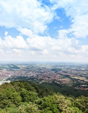 yeşil ağaçlar ve zemin üzerine mavi gökyüzü güzel manzara