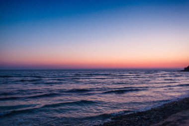 günbatımı zaman temiz su ile güzel deniz manzarası