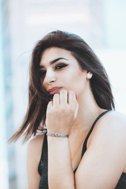 Açık havada duran kentsel moda genç kadın