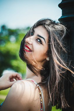 Kırmızı dudaklar açık havada güzel mutlu genç kadınla