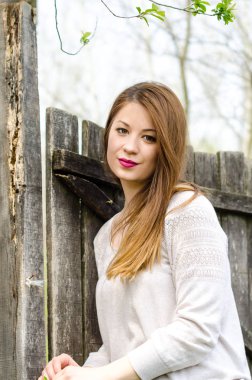 ahşap kapının yanında açık poz güzel esmer kadın fotoğrafı