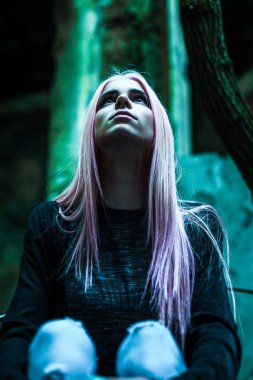 fotoğraf genç pembe saçlı kadın büyüleyici ve rahat piercing