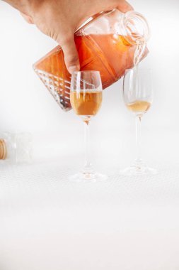 Cam masaya rakija propolis ile dökme el