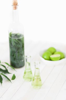 Bitkisel brendi ile sağlıklı yapraklar ve kireç