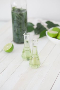 Bitkisel brendi ile sağlıklı yapraklar ve kireç