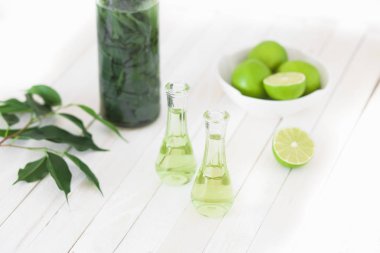 Bitkisel brendi ile sağlıklı yapraklar ve kireç