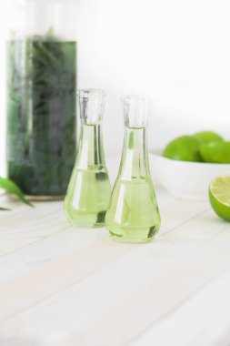 Bitkisel brendi ile sağlıklı yapraklar ve kireç