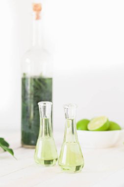 Bitkisel brendi ile sağlıklı yapraklar ve kireç