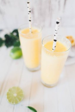 taze ev yapımı milkshake içinde gözlük payet ile yakın çekim fotoğraf