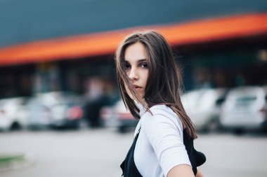 Beyaz gömlekli açık neşeli genç esmer kadın fotoğrafı