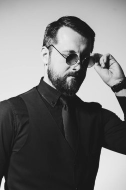 gözlük takan yakışıklı işadamı