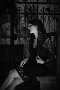 Genç esmer kadın eşarp başındaki kilisede, siyah ve beyaz ile yakın çekim fotoğraf