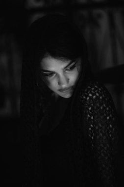 kilisede eşarp ile genç güzel kadın fotoğrafı