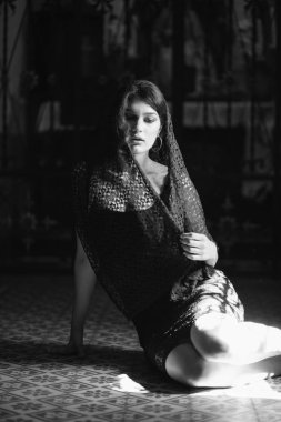 kilisede eşarp ile genç güzel kadın fotoğrafı