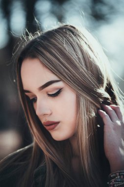 Sonbahar güzel bir genç kadının portresi