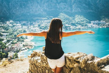 arkadan görünüşü şık kadın açık havada güzel Karadağ Dağları yakınında poz
