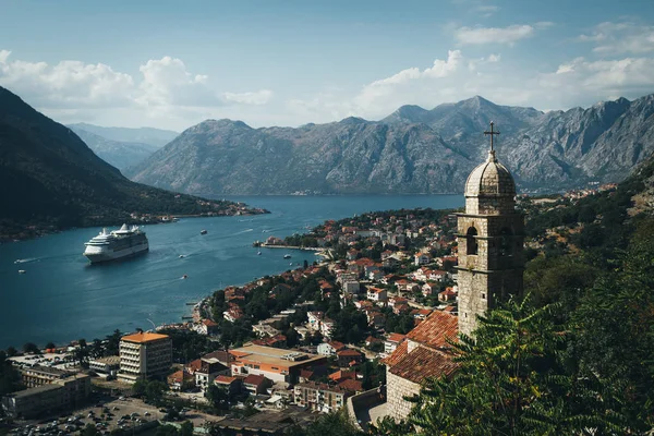 Tengerjáró Hajó Kék Víz Közelében Sziget Szent Miklós Budva Montenegro — Stock Fotó