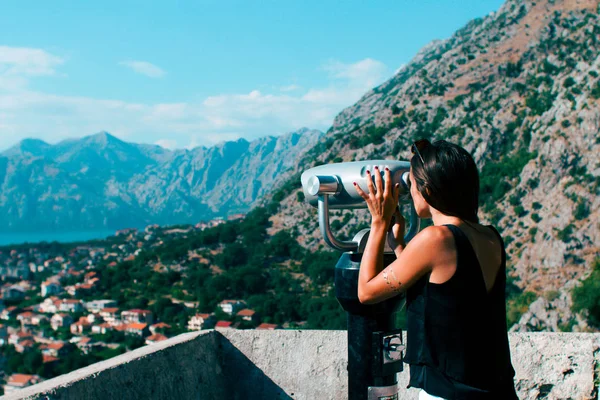 Vissza View Fiatal Stílusos Pózol Szabadban Gyönyörű Montenegró Hegység Közelében — Stock Fotó