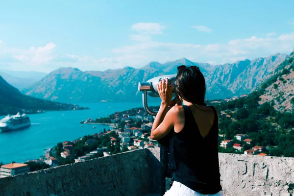 Zadní Pohled Mladé Elegantní Žena Pózuje Venku Nedaleko Krásné Hory — Stock fotografie