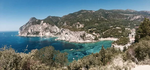 风景如画的地方与美丽的海景和落基山脉的照片 — 图库照片