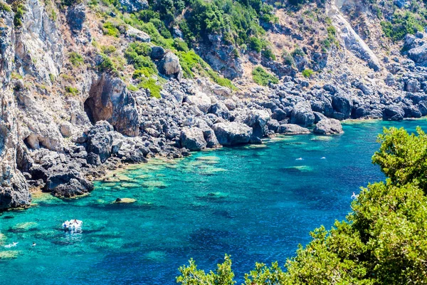 Prachtig Zeegezicht Met Turquoise Schoon Water Rocky Mountains Zonnige Tijd — Stockfoto