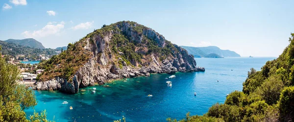 Wunderschöne Meereslandschaft Mit Türkisfarbenem Sauberem Wasser Und Felsigen Bergen Zur — Stockfoto